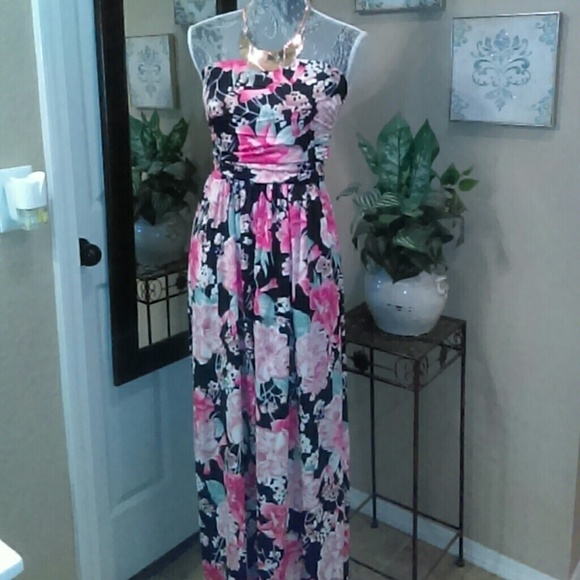 ONE LEFT - Cute & Sexy Maxi Dress - Price is Firm! - Picture 5 of 6